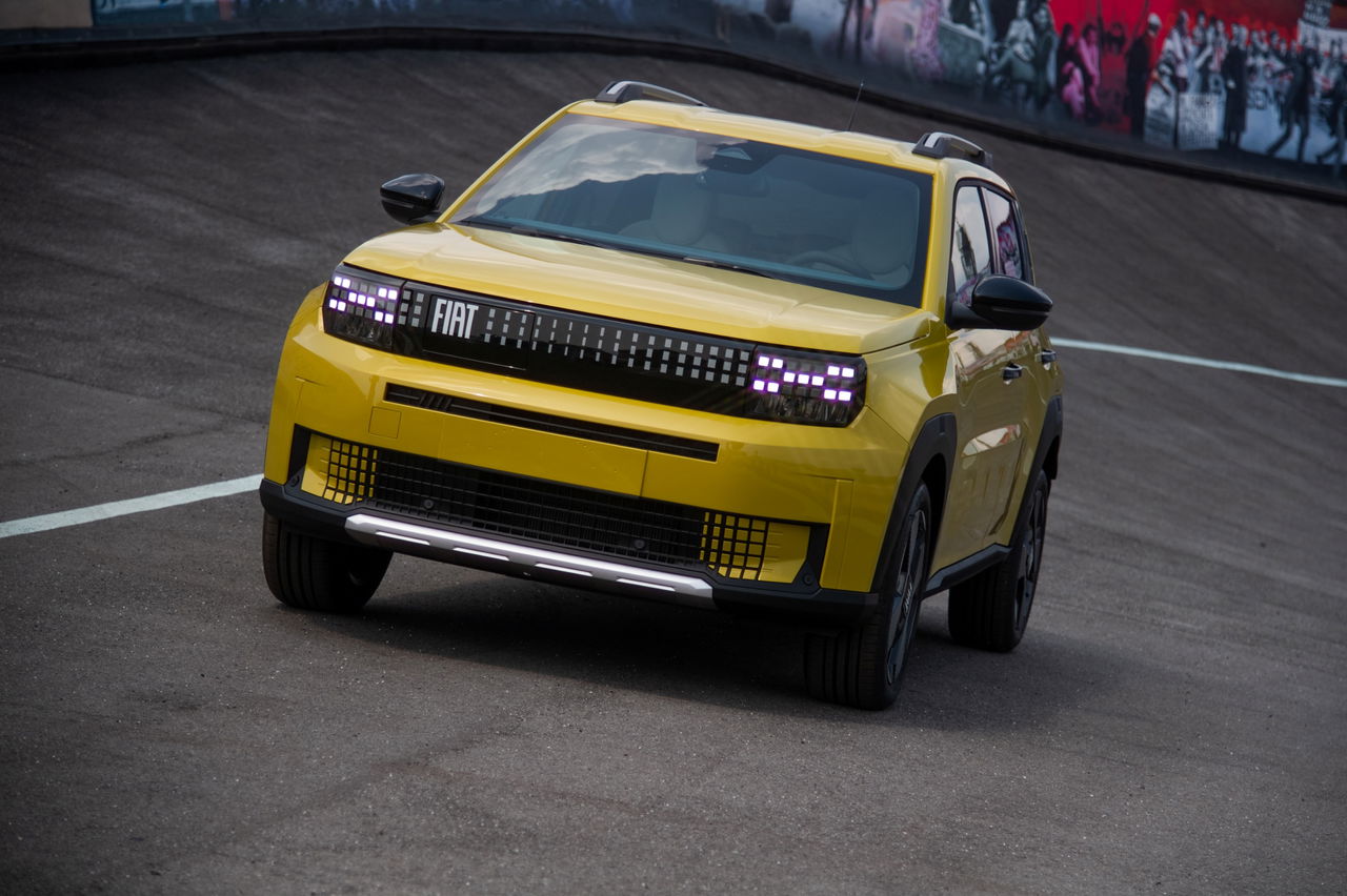 Vista dinámica del Fiat Grande Panda eléctrico revelando su diseño frontal y perfil.