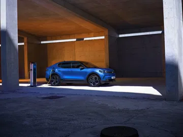 El nuevo Ford Capri 2025 muestra sus líneas laterales elegantes y deportivas.