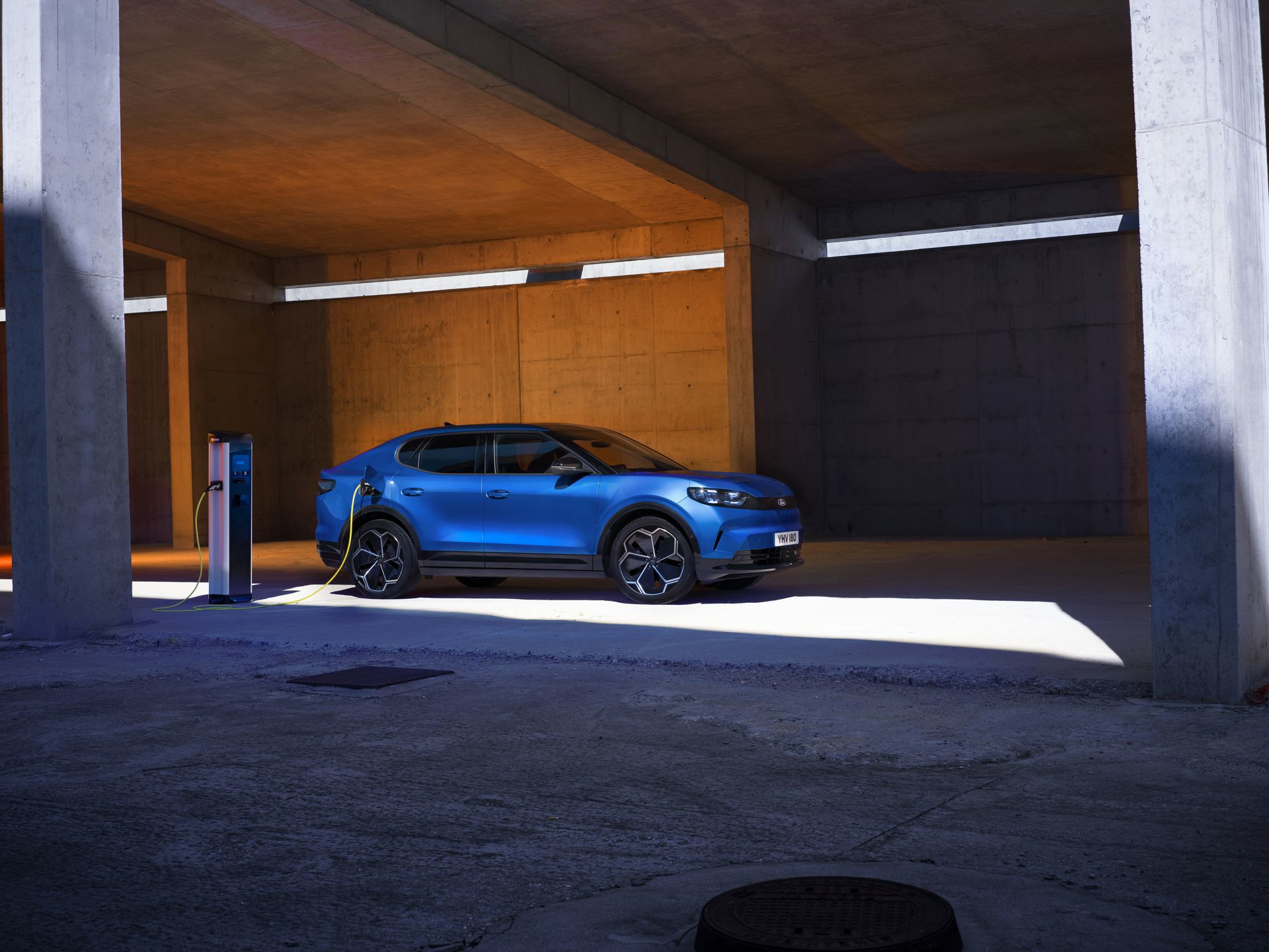 El nuevo Ford Capri 2025 muestra sus líneas laterales elegantes y deportivas.