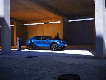Imagen del Ford Capri 2025 mostrando su diseño lateral