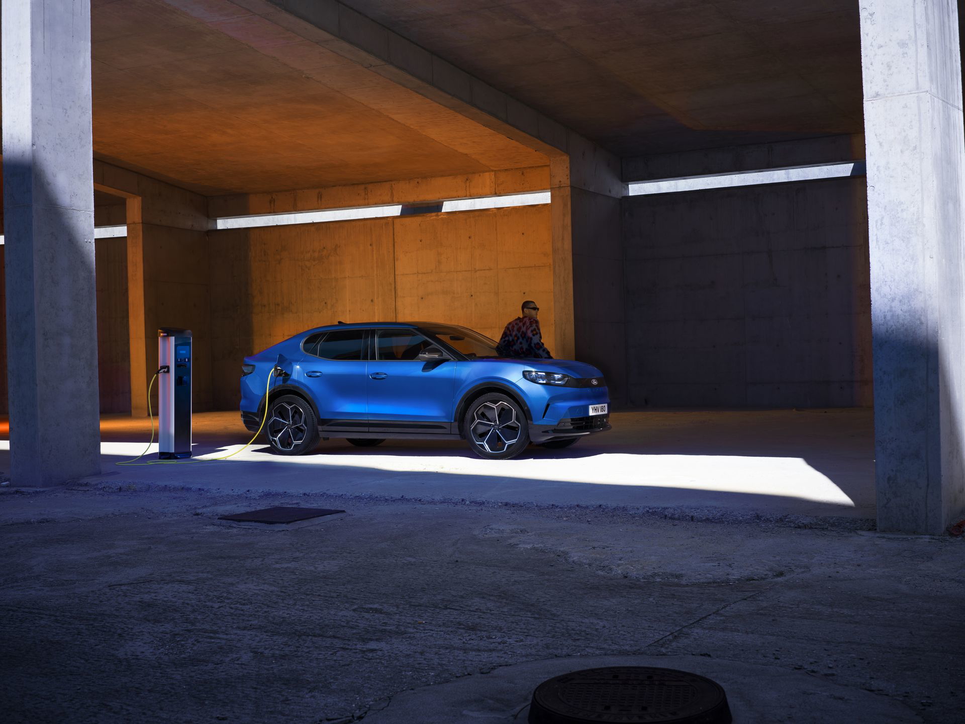 Imagen del Ford Capri 2025 mostrando su diseño lateral
