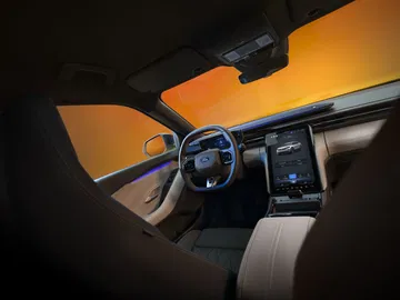 Vista del habitáculo del nuevo Ford Capri 2025, sofisticación y estilo moderno.