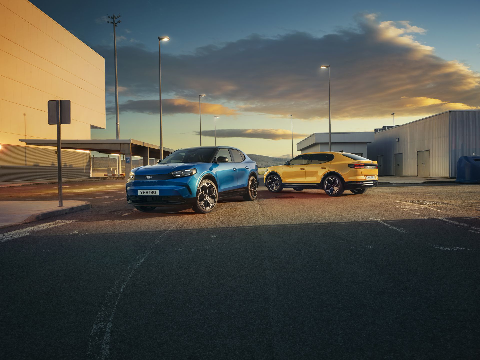 Vista lateral del nuevo Ford Capri 2025 EV con línea deportiva y moderna.