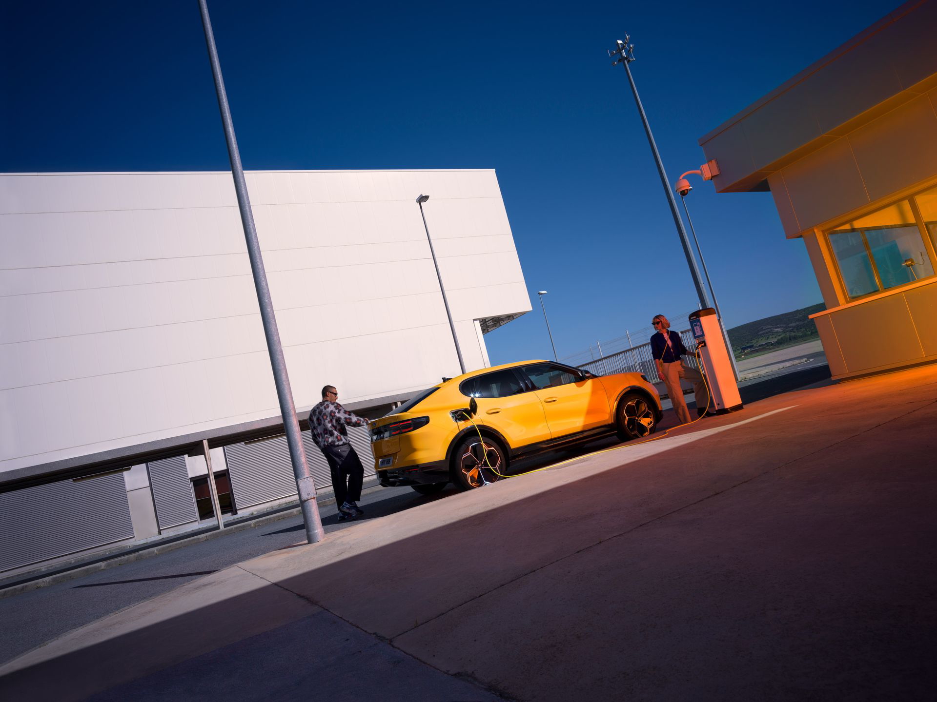 Vista lateral del nuevo Ford Capri 2025, mostrando su línea deportiva y moderna.