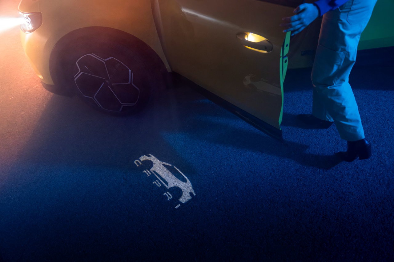 Proyección del icónico logo del Mustang en el suelo junto a la puerta. Proyección del icónico logo del Mustang en el suelo junto a la puerta.