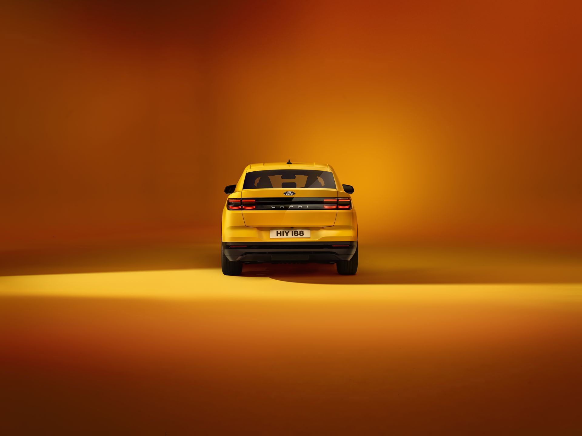 Vista trasera del Ford Capri 2025 EV, destacando su diseño actualizado.