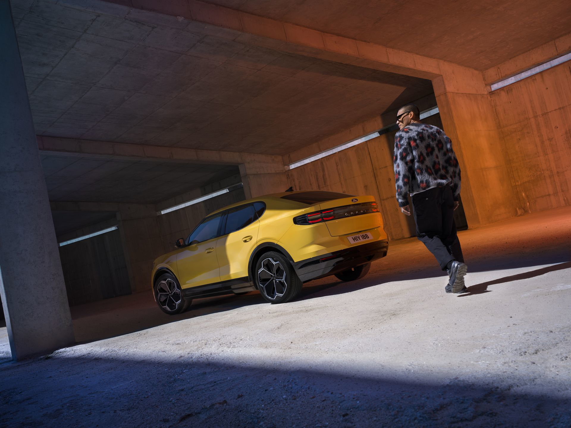 Vista dinámica del nuevo Ford Capri EV destacando su silueta moderna.