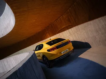 Vista en ángulo del Ford Capri 2025, destacando su diseño deportivo.