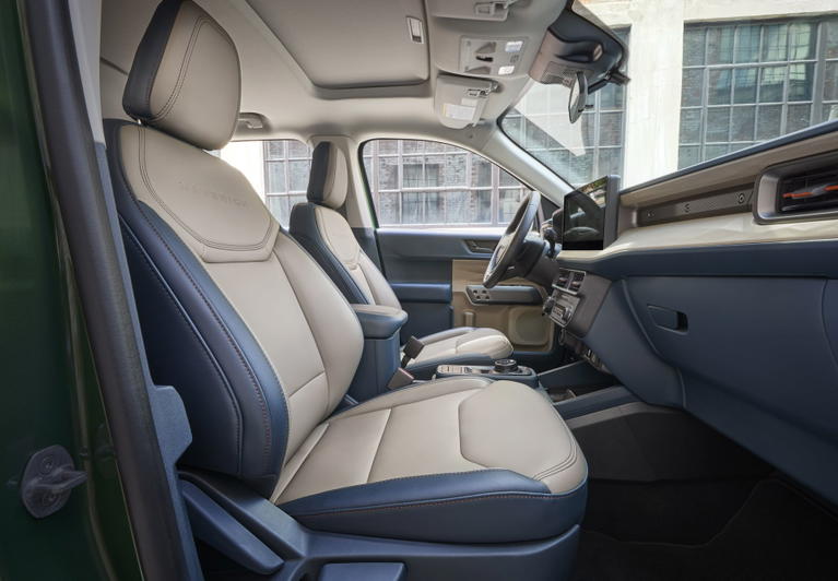 Vista lateral del habit&aacute;culo del Ford Maverick, destacando confort y dise&ntilde;o.