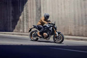 Vista lateral dinámica de la Honda CB650R 2024 en acción.