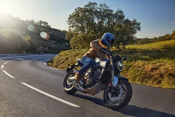 Honda CB650R 2024 en acción, diseño neoretro que combina estética y tecnología.