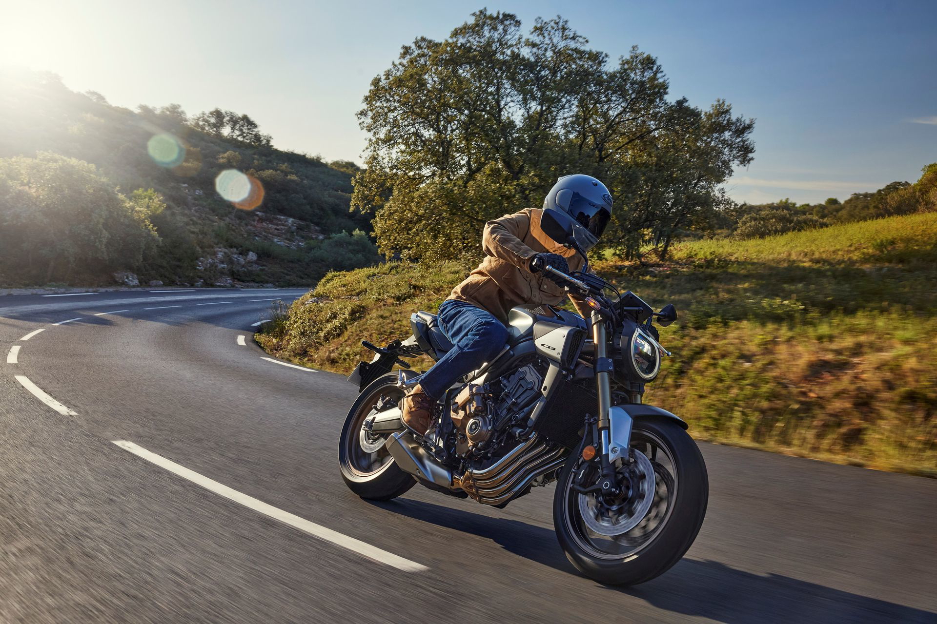 Honda CB650R 2024 en acción, diseño neoretro que combina estética y tecnología.