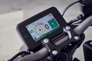 Vista detallada instrumentación digital Honda CB650R 2024, clara y moderna.