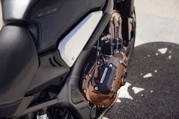 Vista lateral del motor de cuatro cilindros de la Honda CB650R 2024.