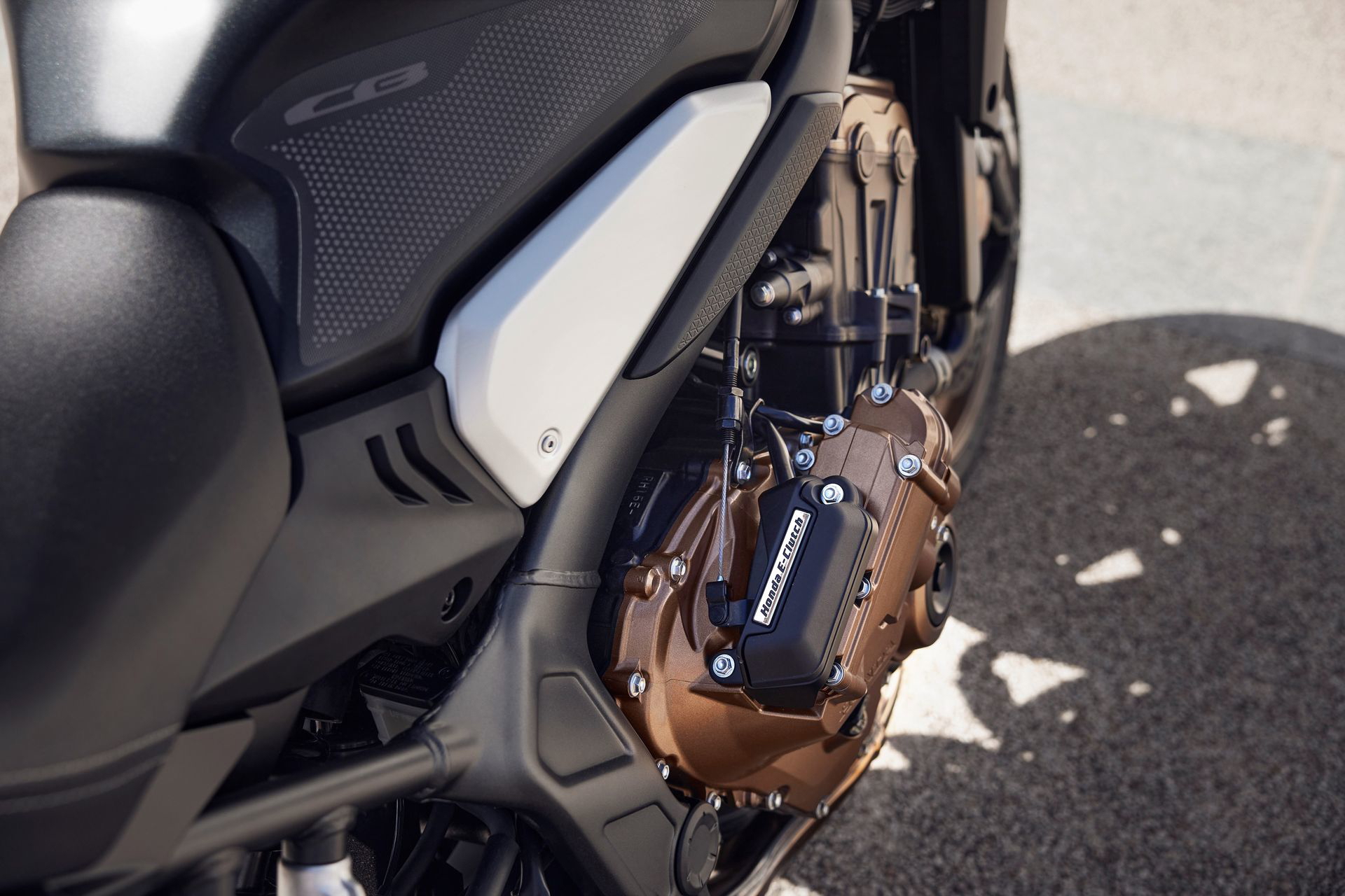 Vista lateral del motor de cuatro cilindros de la Honda CB650R 2024.