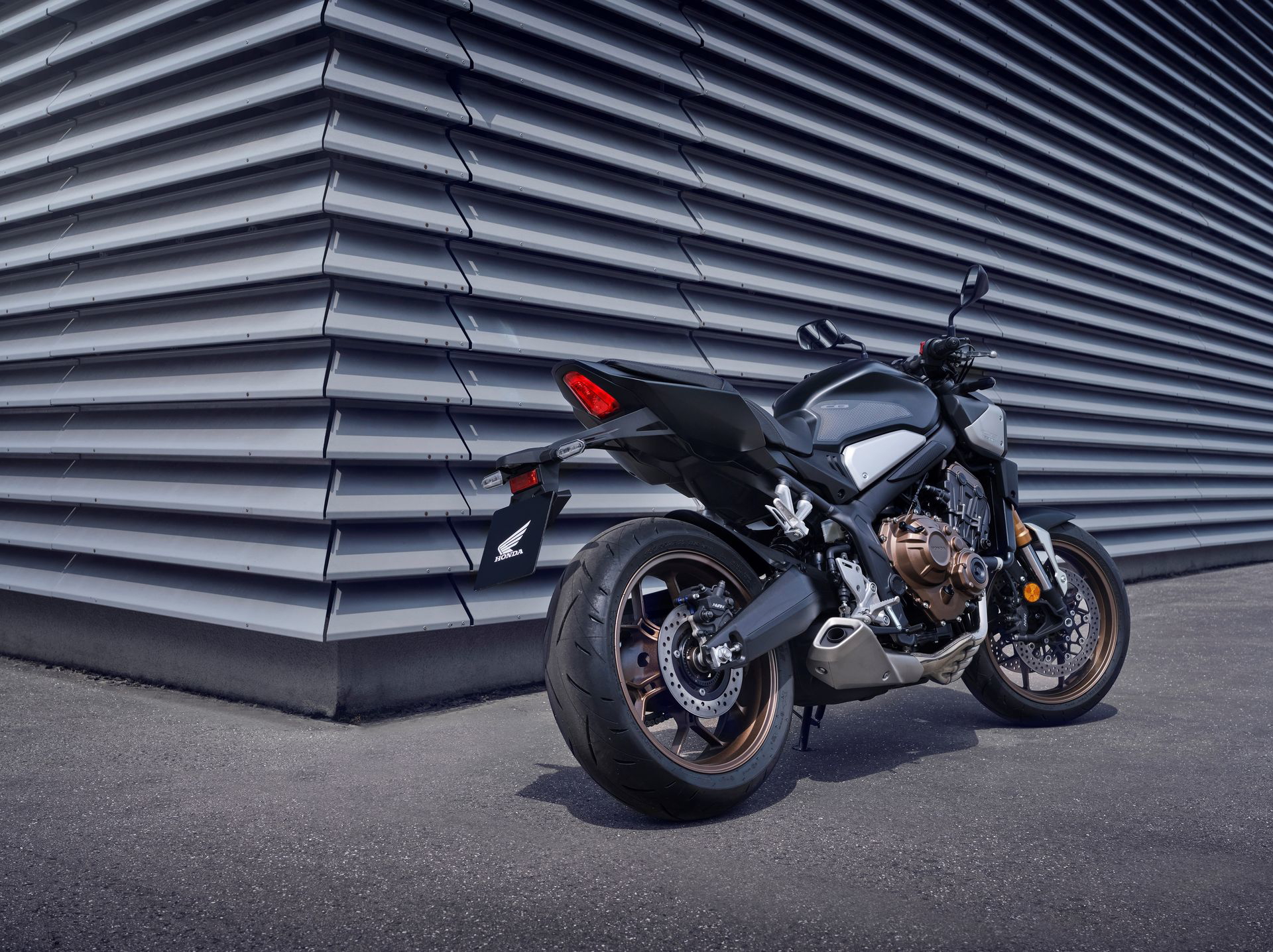 Vista lateral de la Honda CB650R 2024, estilo neoretro y prestaciones modernas.