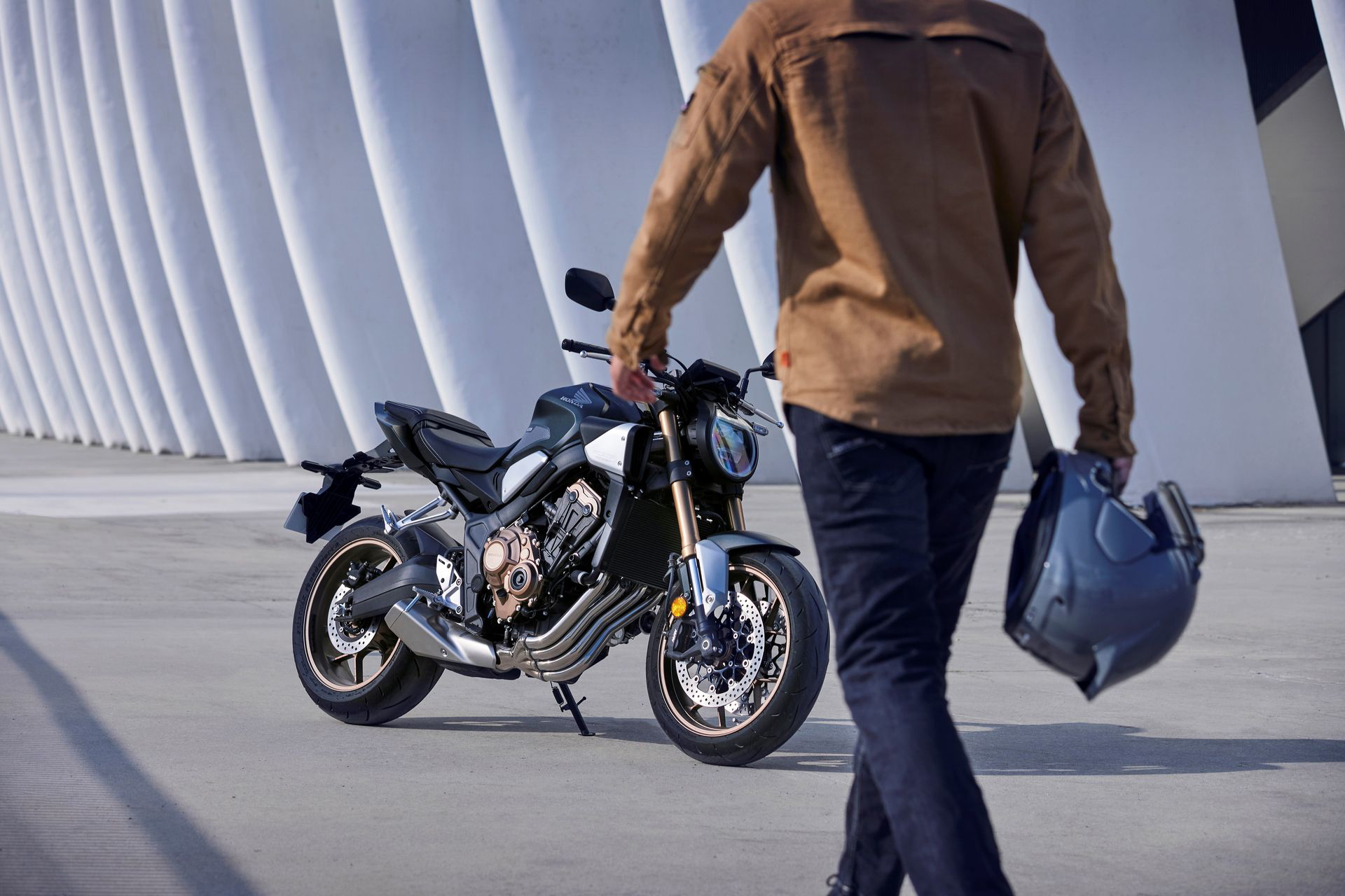 La Honda CB650R 2024 luce un diseño lateral impecable, ideal para los amantes de la estética neoretro.