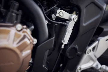 Palanca de cambios de la robusta Honda CB650R 2024, precisión japonesa.