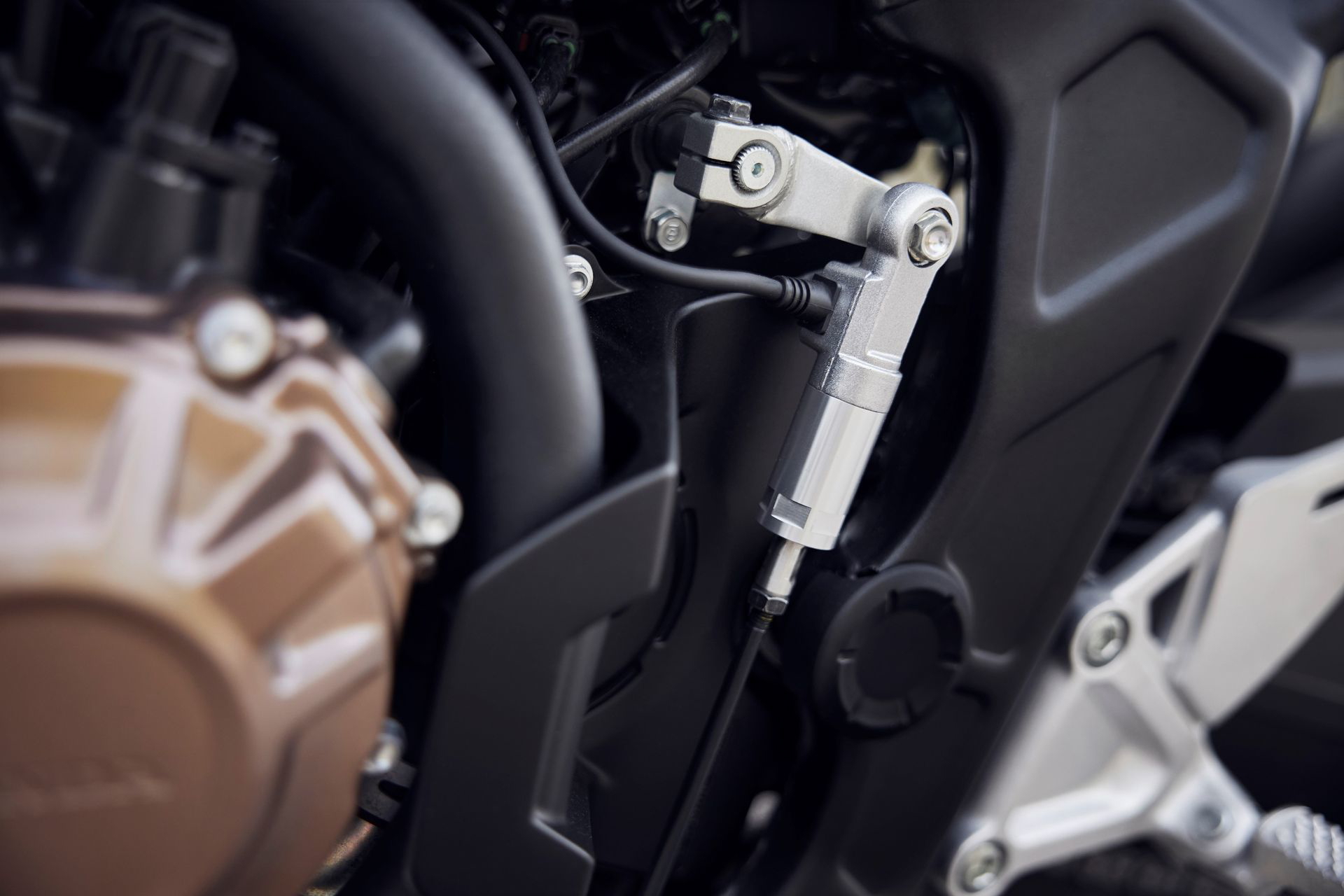 Palanca de cambios de la robusta Honda CB650R 2024, precisión japonesa.