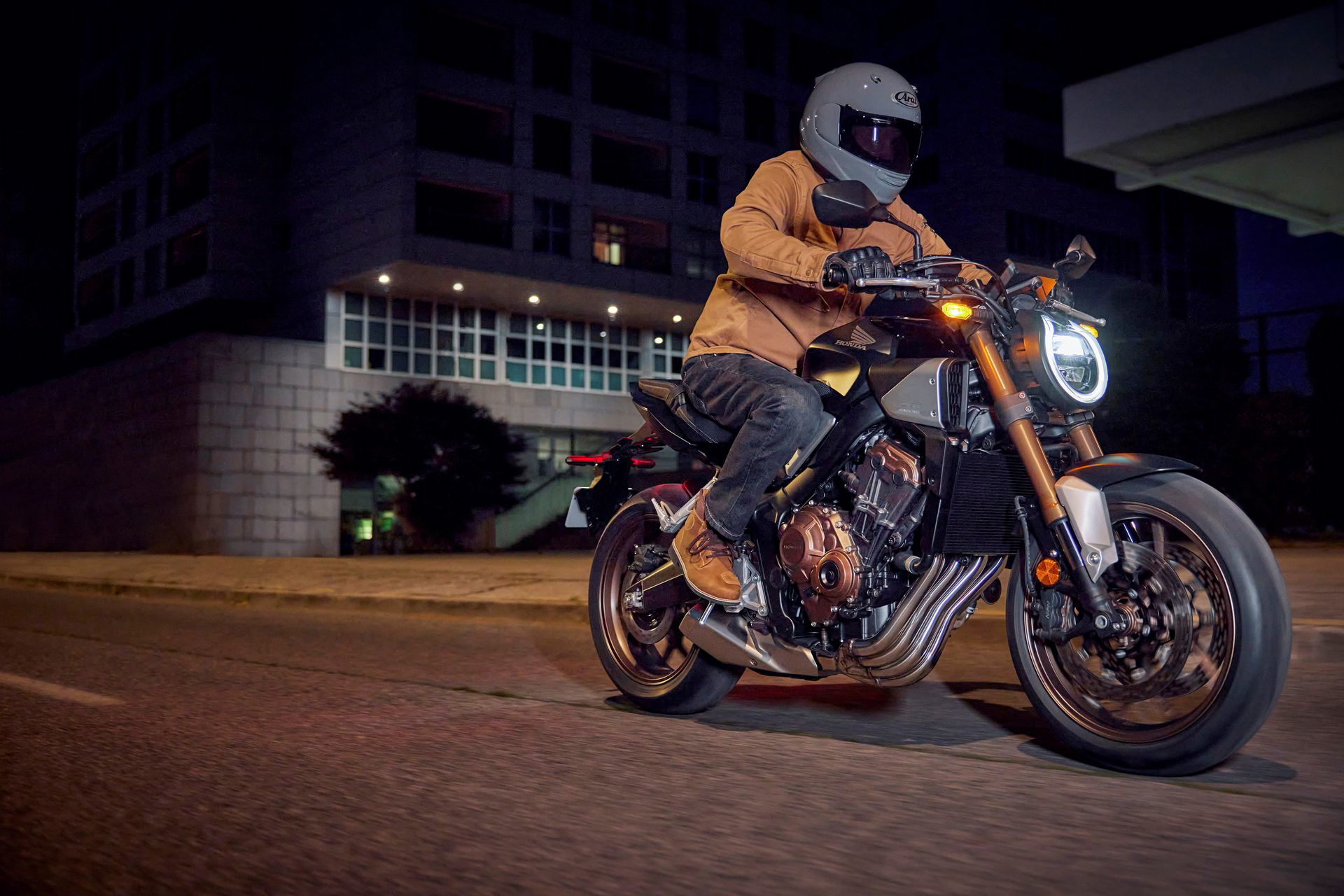 Honda CB650R neoretro capturada en ambiente urbano nocturno.