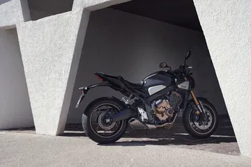 Vista lateral completa de la Honda CB650R 2024, diseño neoretro.