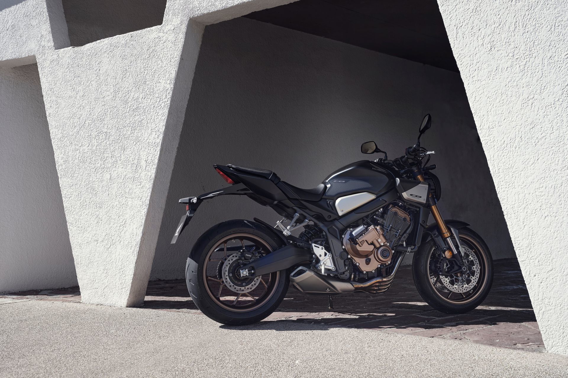 Vista lateral completa de la Honda CB650R 2024, diseño neoretro.