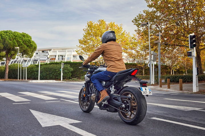 24YM CB650R Vista en acción de la Honda CB650R 2024, mostrando su diseño neoretro.