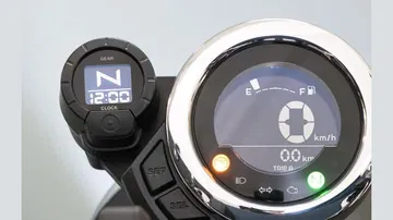 Cuadro con velocímetro digital y iconografía clara.