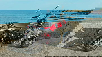 Honda Dax ST125 en ambiente costero, muestra lateral completa