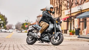 Vista lateral de la Honda MSX 125 Grom en un entorno urbano.