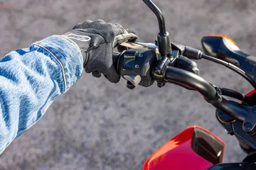 Visión cercana del manillar de la Honda MSX125 Grom, enfocando en la ergonomía de conducción.