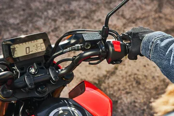 Panel de instrumentación de la Honda MSX125 Grom con visión del piloto.