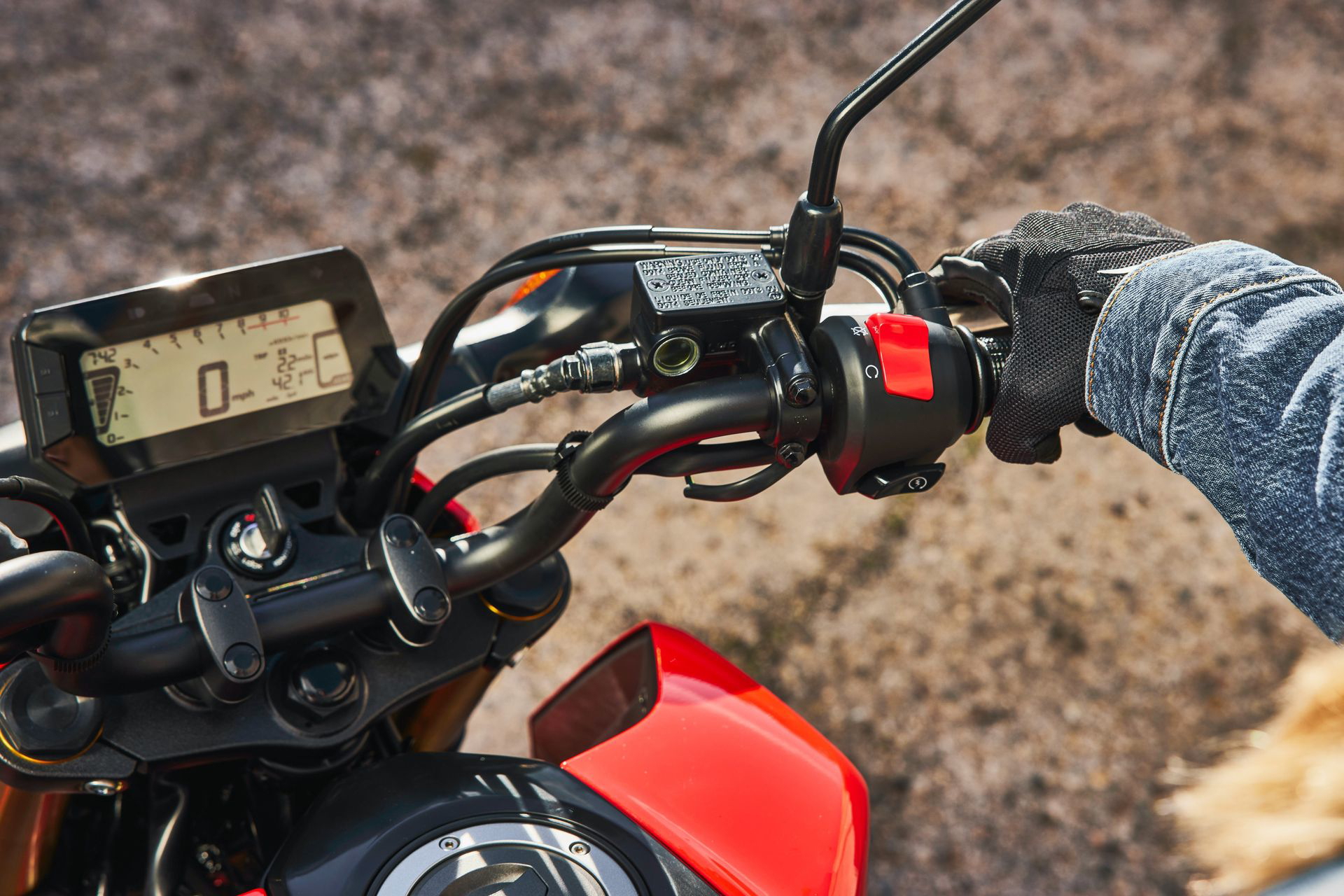 Panel de instrumentación de la Honda MSX125 Grom con visión del piloto.