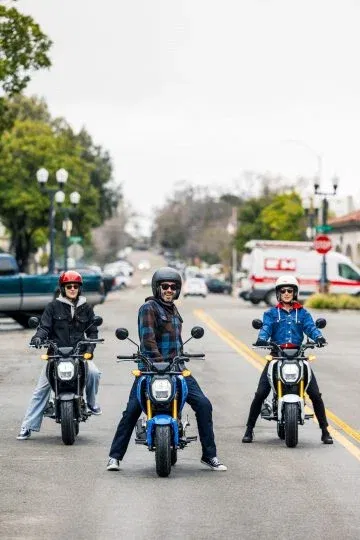 Tres modelos Honda MSX125 Grom 2024 destacando su diseño urbano y compacto Tres modelos Honda MSX125 Grom 2024 destacando su diseño urbano y compacto