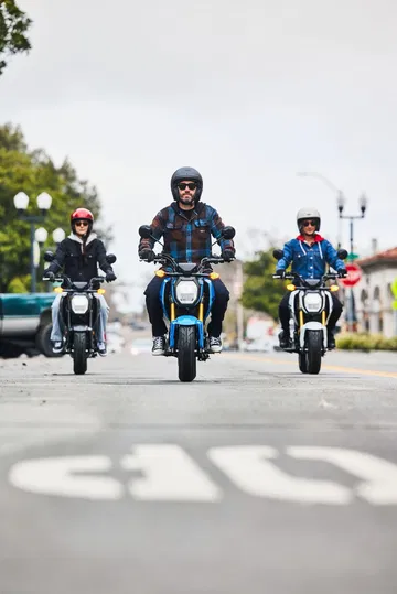 Tres Honda MSX125 Grom 2024 rodando en formación, destacando su diseño compacto y deportivo.