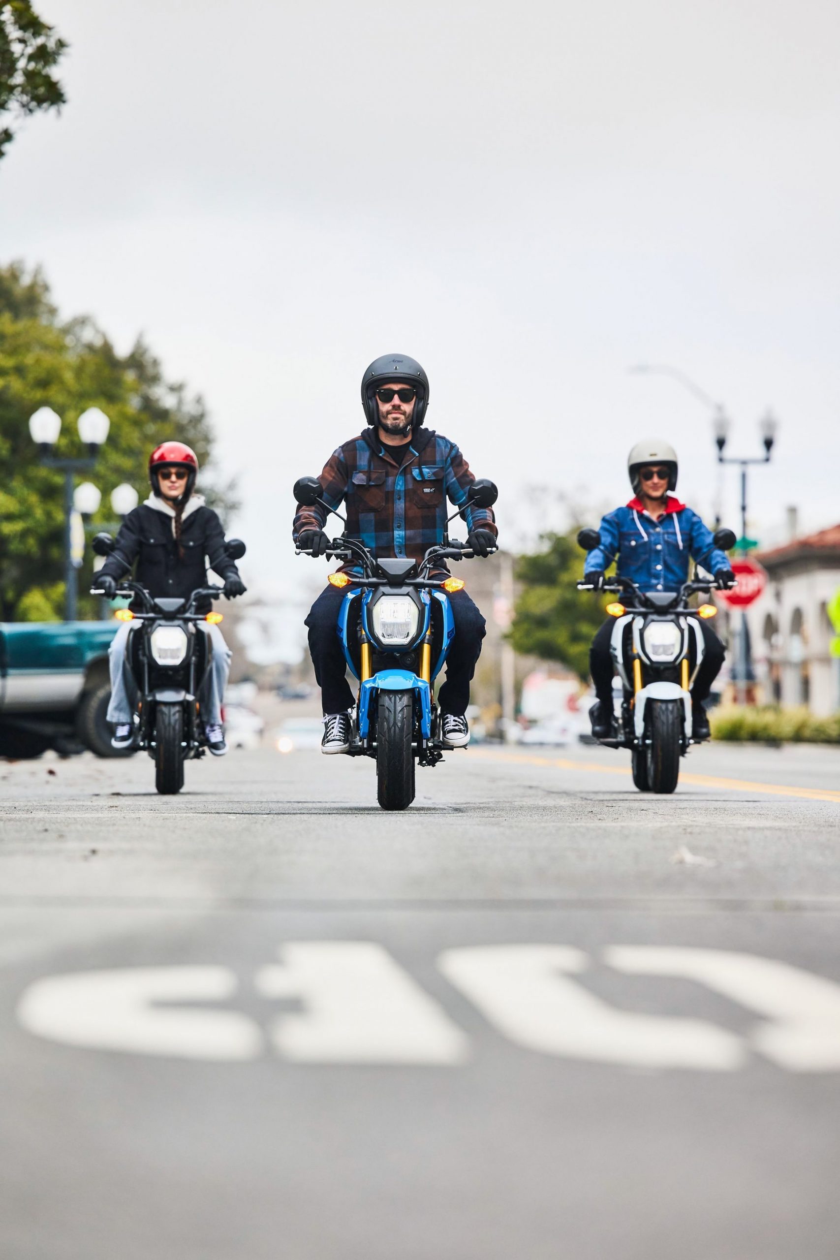 Tres Honda MSX125 Grom 2024 rodando en formación, destacando su diseño compacto y deportivo.