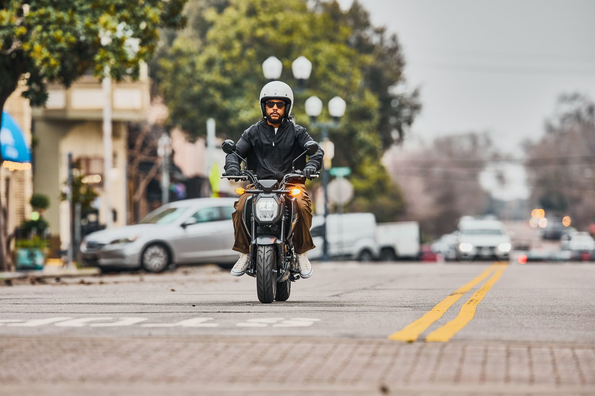 Honda MSX125 Grom 2024 en acción, ejemplificando agilidad urbana.