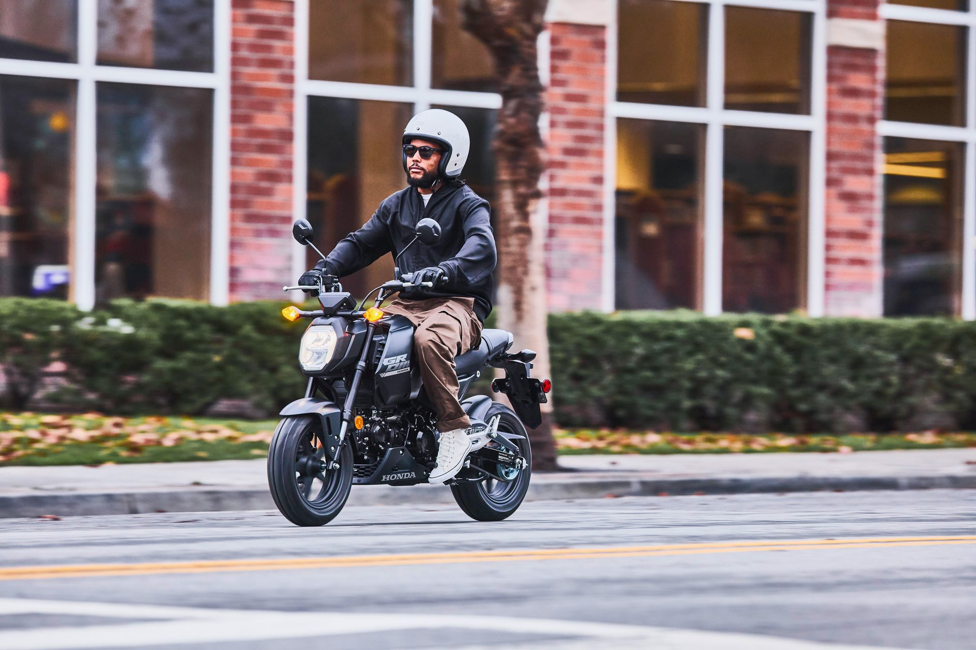 La Honda MSX125 Grom 2024 en acción, destacando su compacto tamaño y diseño urbano.