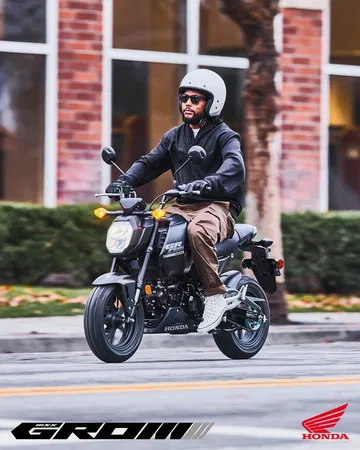 Conducción urbana de la Honda MSX125 Grom, agilidad en cada curva.