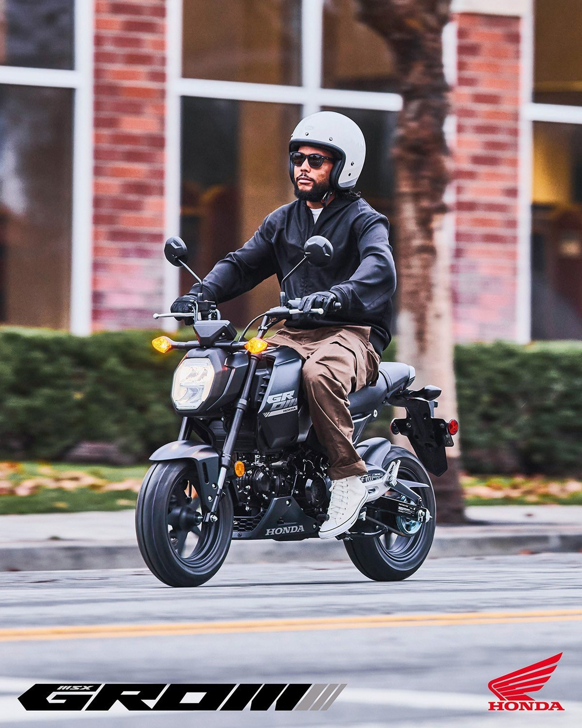 Conducción urbana de la Honda MSX125 Grom, agilidad en cada curva.