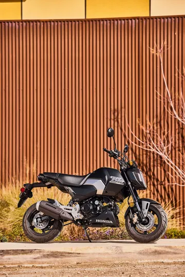 La Honda MSX125 Grom muestra su línea lateral compacta y estilizada, un hito en su categoría.