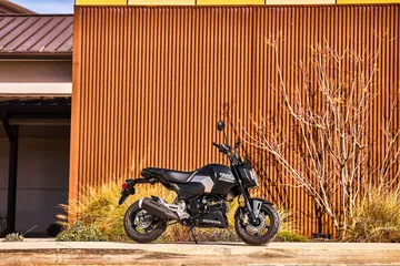 La Honda MSX125, también conocida como Grom, en un entorno urbano