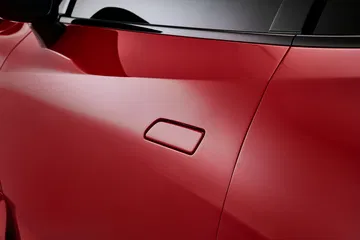 Vista de un detalle específico del Honda Prelude Concept 2024, presumiblemente la manija de la puerta.