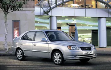 Berlina coreana con líneas clásicas y motor eficiente.