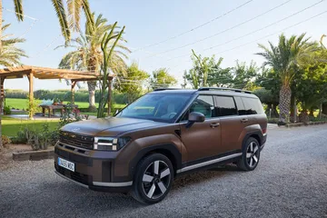 Nueva generación del Hyundai Santa Fe con diseño robusto y líneas modernas.