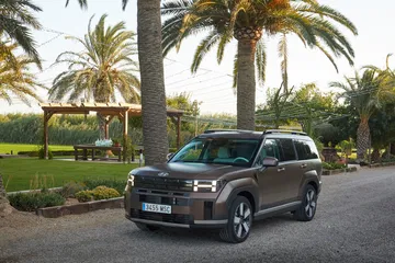 Vista lateral del Hyundai Santa Fe 2024, mostrando su diseño robusto y contemporáneo.