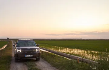 Vista dinámica del Hyundai Santa Fe 2024, mostrando su imponente silueta al atardecer.