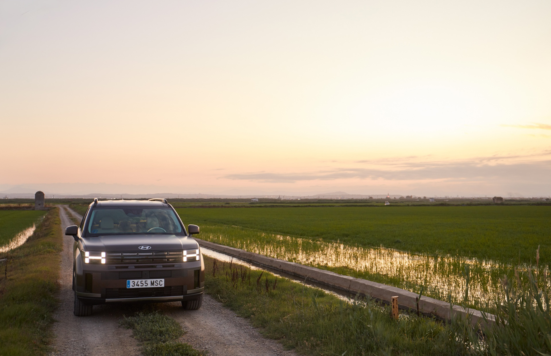Vista dinámica del Hyundai Santa Fe 2024, mostrando su imponente silueta al atardecer.
