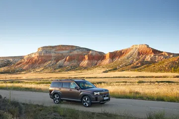 Vista lateral del Hyundai Santa Fe 2024 mostrando su línea aerodinámica.