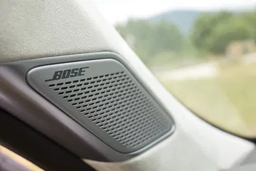 Altavoz Bose integrado con acabados de alta calidad.
